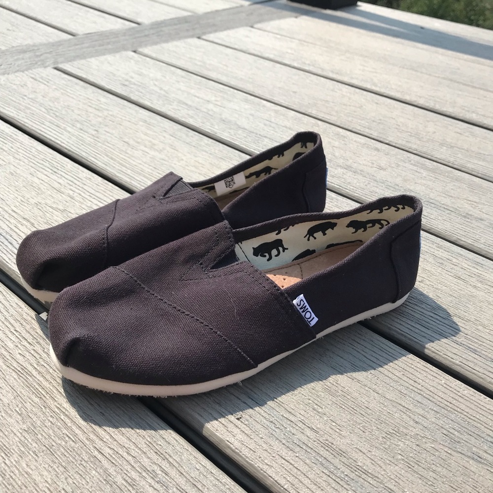 Toms Women’s classic canvas shoes, size 7.5